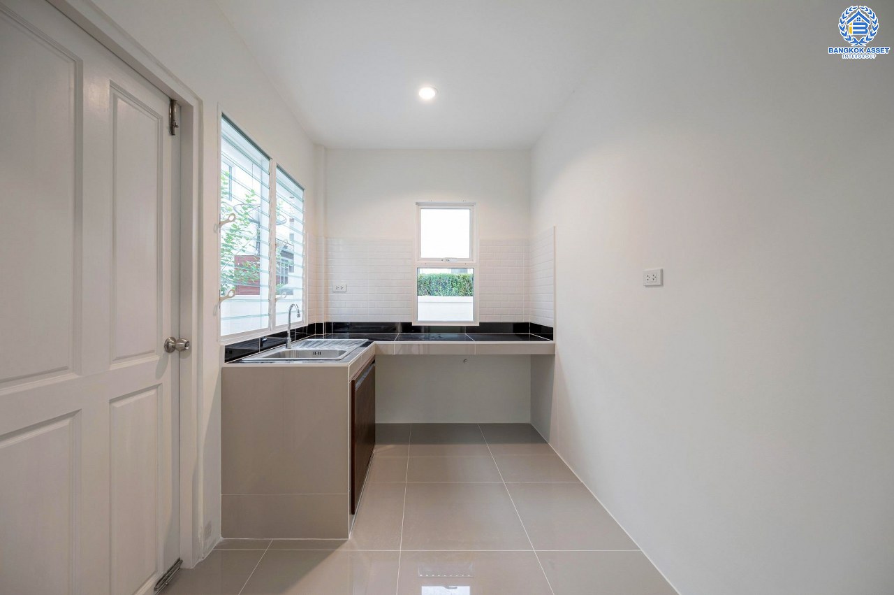 บ้านมือสองตกแต่งใหม่ โครงการ ชวนชื่นโมดัส แจ้งวัฒนะ เนื้อที่ 51.6 ตร.ว. ฟังก์ชัน 3 ห้องนอน 3 ห้องน้ำ จอดรถได้ 2 คัน รองรับทุกการอยู่อาศัย บนทำเลเดินทางเข้า-ออกเมืองสะดวก เชื่อมต่อถนนเลี่ยงเมืองปากเกร็ด, ถนนแจ้งวัฒนะ, ถนนติวานนท์ ใกล้รถไฟฟ้าสายสีชมพู "สถานีเลี่ยงเมืองปากเกร็ด" ทางด่วน "แจ้งวัฒนะ" และเซ็นทรัล แจ้งวัฒนะ